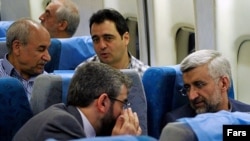 سعید جلیلی (راست) مذاکره کننده ارشد هسته ای ایران در پرواز تهران به بغداد.