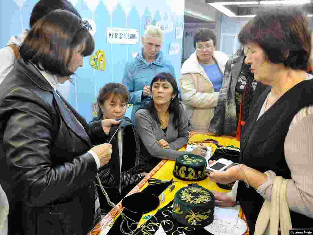 Остаханәләрдән кеше өзелмәде. Шундый остаханәләрнең берсендә кәләпүш ясау серләре өйрәтелде.