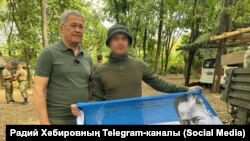 ბაშკირეთის რეგიონის ხელმძღვანელი რადი ხაბიროვი (მარცხნივ) ხვდება მოხალისე ჯარისკაცებს რეგიონიდან, უკრაინის ფრონტის ხაზთან ამ თვის დასაწყისში.