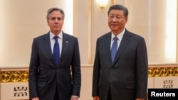 Secretarul de stat SUA, Antony Blinken, (stânga) a fost primit vineri de președintele chinez, Xi Jinping, în Marea Sală a Poporului, de la Beijing. Diplomații din cele două țări recunosc că relațiile sunt complicate, dar nu vor în niciun caz o criză.