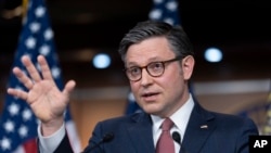 Speakerul Camerei Reprezentanților, Mike Johnson, se află între ciocan și nicovală.