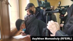 Активисты подписывают письмо, адресованное властям Казахстана. Алматы, 6 марта 2020 года.