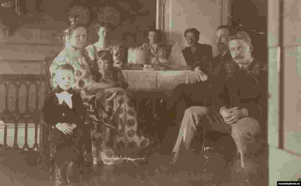 Семья Осиповых за пасхальным столом, 1900 год