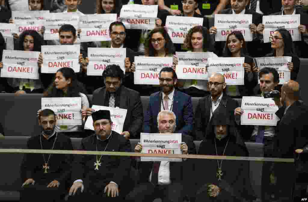 Члены армянской общины Германии во время дебатов по принятию символической резолюции о признании геноцидом массового убийства армян оттоманскими вооруженными силами в 1915 году