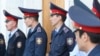 Полиция іштен құлыптанған Алматы әкімшілігін күзетіп тұр. 22 сәуір 2010 жыл.