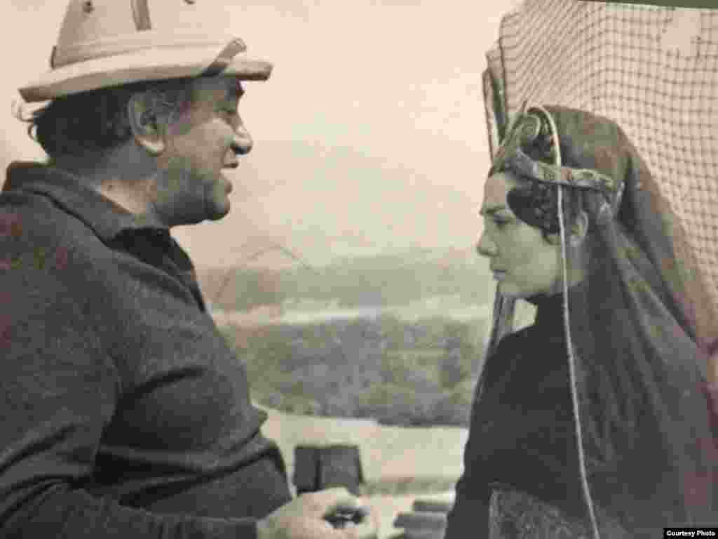 С исполнительницей роли Тахмины - актрисой Светланой Нарбаевой во время съемок фильма "Рустам и Сухроб"