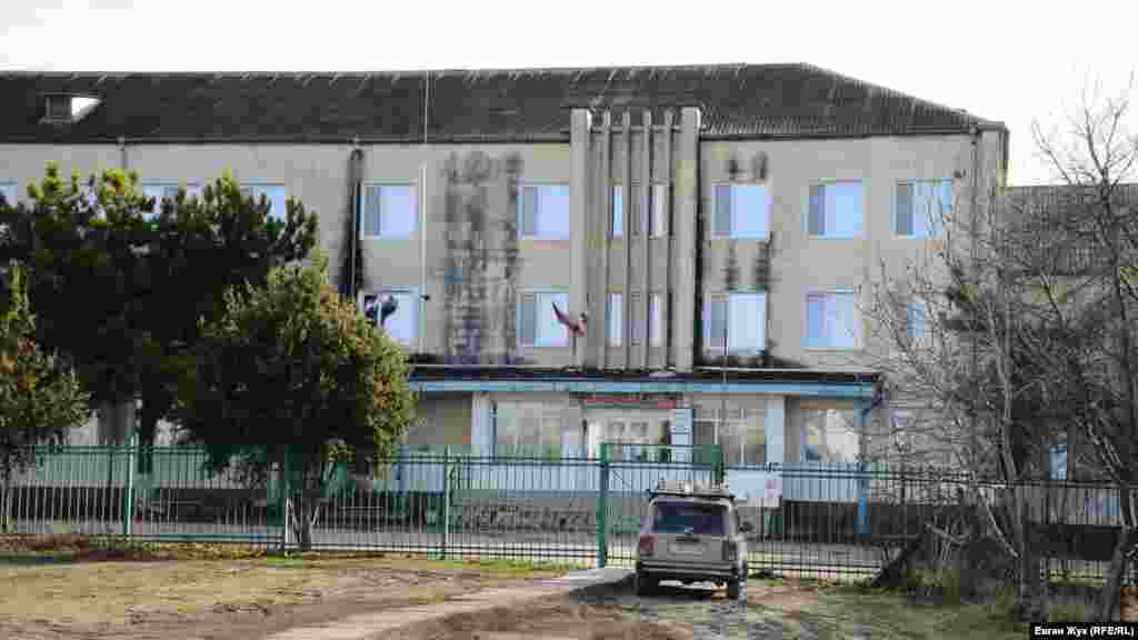 Триповерхова Холмівська середня школа побудована в 1984 році і розрахована на 640 учнів. Зараз у школі – 273 учні