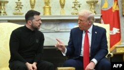 Donald Trump amerikai és Volodimir Zelenszkij ukrán elnök találkozója a Fehér Ház Ovális Irodájában