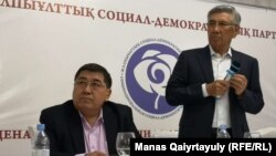 "Дат" газеттер жобасының жетекшісі, журналист Ермұрат Бапи (сол жақта) мен ЖСДП партиясының төрағасы Жармахан Тұяқбай партия съезінде. Алматы, 26 сәуір 2019 жыл.