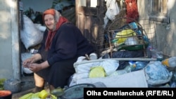 71-летняя Екатерина Рыжко живет со взрослой дочерью на первой линии Азовского моря, но во времянке без воды, электрики и санузла 