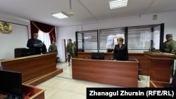 Дәрігер әйелді өлтірді деп айыпталған еркектің сотында үкім оқылған сәт. Ақтөбе, 11 қазан 2024 жыл.