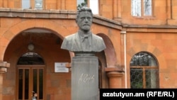 Չեխովի անվան դպրոցը Երևանում 