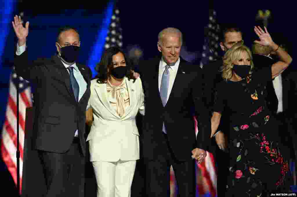 Joe Biden megválasztott elnök feleségével, Jill Bidennel, valamint Kamala Harris megválasztott alelnök férjével, Doug Emhoff-fal egy pódiumon Delaware-ben november 7-én.