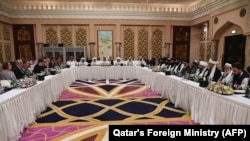 ارشیف، په قطر کې د زلمي خلیلزاد او طالب استازو د مذاکراتو یو انځور