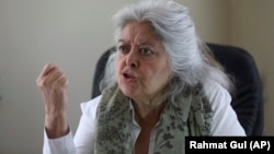 „Problema nu va fi rezolvată dacă nu vorbim [cu talibanii]”, a declarat Mahbouba Serajshe - aici, la Kabul în aprilie 2021, într-un interviu acordat Radio Azadi de la RFE/RL. „Trebuie să avem o țară în care să trăim cu toții”.