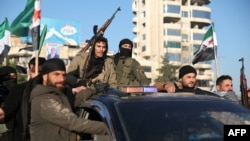 Militantët pas hyrjes në qytetin e Alepos më 30 nëntor 2024. 