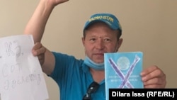 Сот үкіміне наразылық білдіріп тұрған белсенді Жанмұрат Аштаев. 1 маусым 2021 жыл.