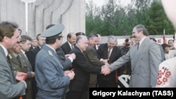 Цырымонія ліквідацыі мяжы паміж Беларусьсю і Расеяй. Расейскі прэм'ер Віктар Чарнамырдзін і прэзыдэнт Беларусі Аляксандар Лукашэнка, 26 траўня 1995