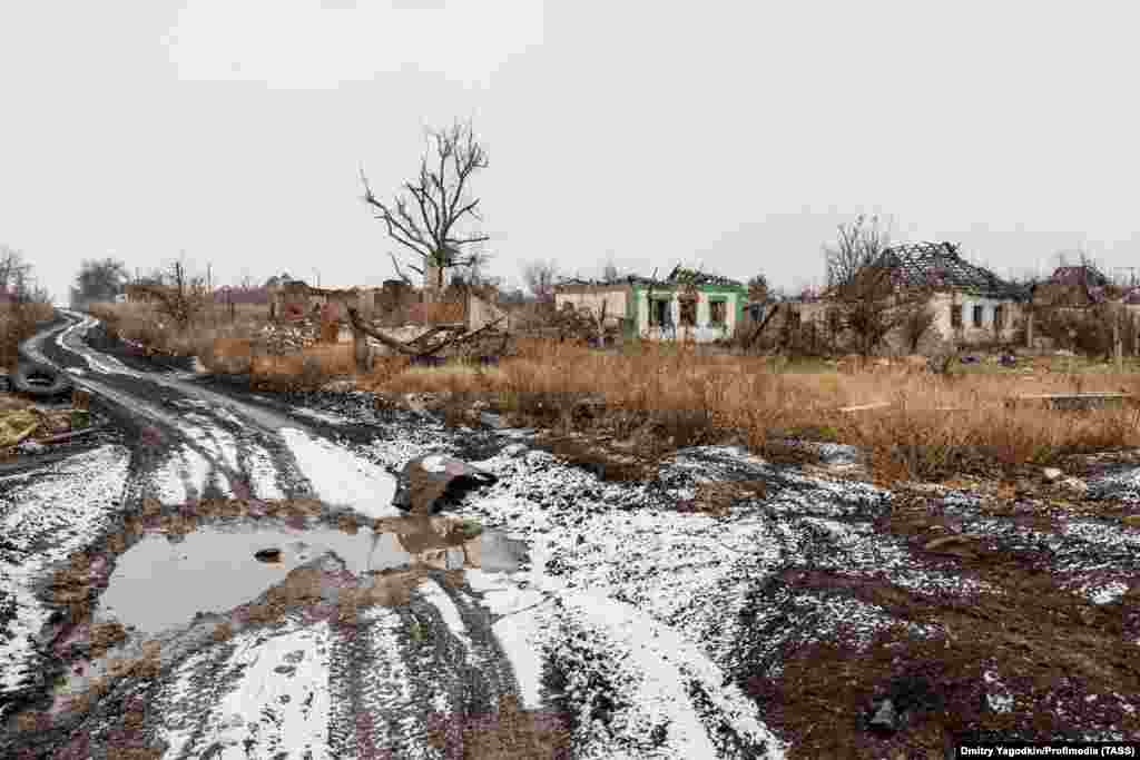 Një djerrinë e braktisur që dikur ishte një cep i rrugës së Marinkës. Fotot e 4 dhjetorit në këtë galeri janë realizuar nga fotografi Dmitry Yagodkin, i cili punon për median shtetërore ruse, TASS.
