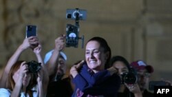 A Morena párt a győzelmét ünnepli a mexikóvárosi Zocalo téren 2024. június 3-án