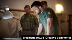 უკრაინის პრეზიდენტი ვოლოდიმირ ზელენსკი დნეპროპეტროვსკის რეგიონში უკრაინის ჯარის მოწინავე პოზიციებს ეწვია, 8 ივლისი