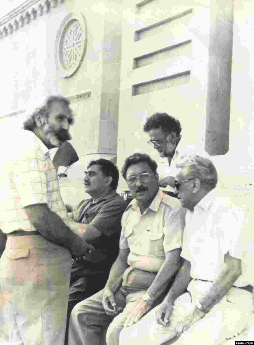 Azadlıq meydanında mitinqlərə qoşulan ziyalılar. 