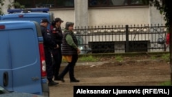 Дину Смаилову сопровождают в суд в наручниках. Подгорица, 14 апреля 2025 года