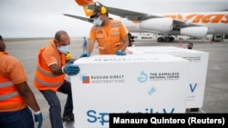 Un transport de vaccinuri rusești anti Covid-19 descărcat pe aeropotrul din Caracas, Venezuela, 29 martie 2021.