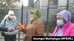 Қытайдың Нұр-Сұлтандағы елшілігі маңында ақпарат құралдарына сұхбат беріп тұрған туыстары Қытайда қалған адамдар. 1 қазан 2020 жыл.