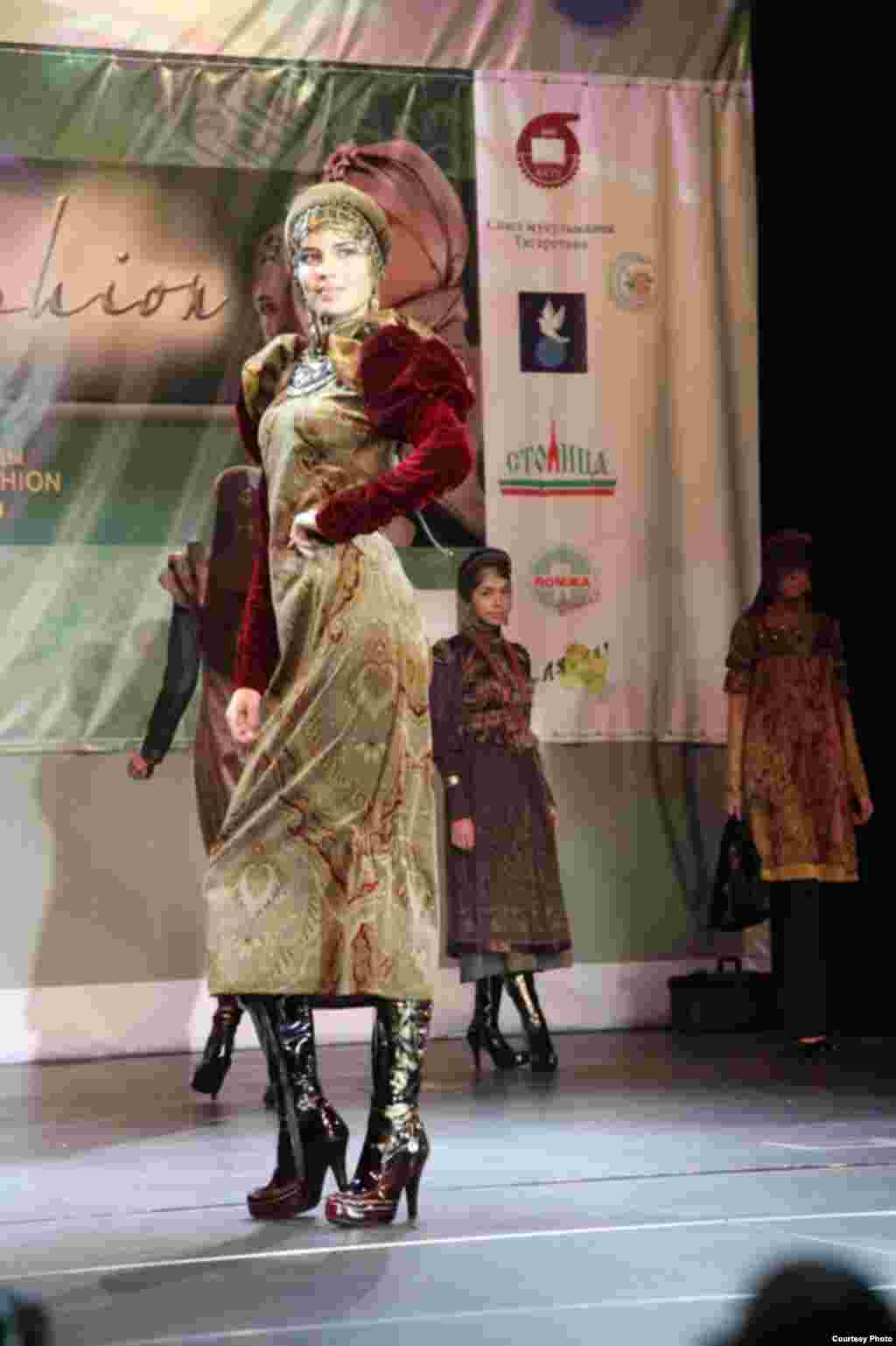 Казанда беренче тапкыр "Islamic clothes" халыкара мөселман модасы бәйгесе узды. Анда хатын-кызлар, ирләр һәм балалар өчен коллекцияләр тәкъдим ителде. Бәйгедә гомумән 40 модельер катнашты. Һәм 51 коллекциянең 10-ысы финалга узды. Дизайнерларның эше Pret-a-porte", "Du Luxe" һәм “Милли костюм” номинацияләре нигезендә бәяләнде. Беренче номинациядә жюри гран-при бирмәде. Калган ике номинациядә дә Казаннар җиңде: Эльмира Хаматова һәм Наҗия Вәлиева.