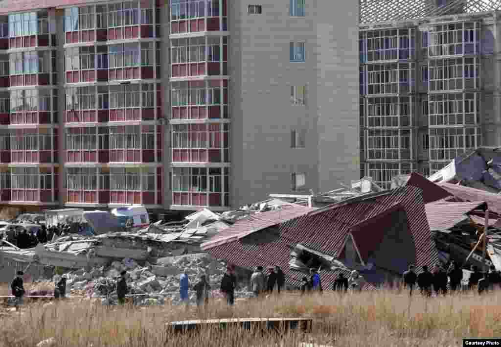 "Бесоба" ықшам ауданындағы қираған бес қабатты тұрғын үйдің үйіндісі. Қарағанды, 6 сәуір 2012 жыл.