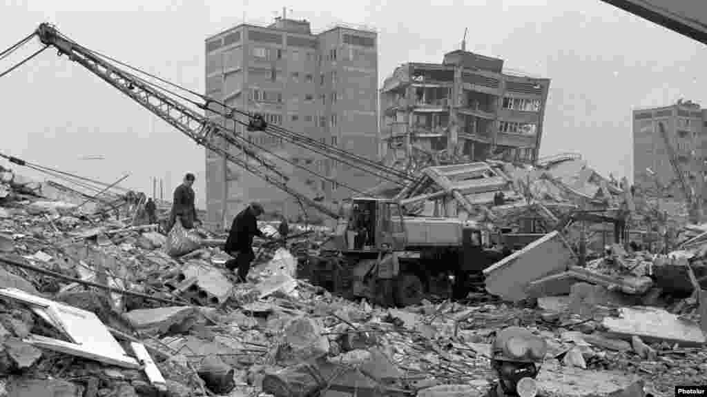 1988 жылғы желтоқсан. Арменияда болған зілзала санаулы секундтар ішінде тұрғын кварталдарды жермен-жексен қылды. Сейсмикалық қауіпті аймақтарда салынатын үйлердің қабырғасы берік болуы үшін пайдаланылатын арнайы темір материалдарды бұған дейін ұрлап, «қара базарда» сатып жіберген. Зілзала салдарынан 30 мыңнан аса адам қаза тапқан.