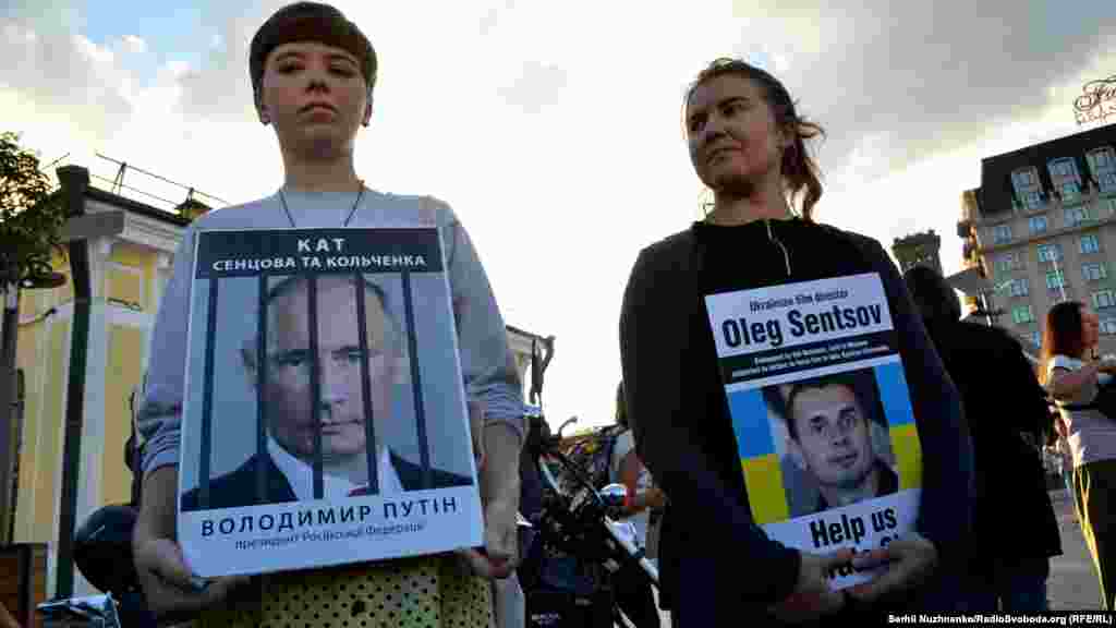У Києві провели акцію до роковин суду над Олегом Сенцовим та Олександром Кольченком, 25 серпня 2016 року. Більше фотографій про цю акцію ТУТ