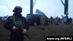 Украинские силовики у поврежденных электроопор на Херсонщине, 21 ноября 2015 года
