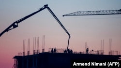Punëtorët duke ndërtuar një banesë në Prishtinë. Foto nga arkivi.
