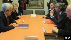 Архивска фотографија, Средба на лидерите на албанските политички партии. Али Ахмети, лидер на ДУИ, Зијадин Села, лидер на Движење за промени-ДПА, Гзим Острени, претседател на Унитети.
