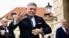 La 27 februarie, premierul slovac, Robert Fico (centru), era primit la summitul Visegrad 4 de la Praga de colegul lui ceh, Petr Fiala (dreapta), cu un mic zâmbet pe buze. Între timp și acela a dispărut. 