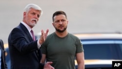Președintele Ucrainei, Volodimir Zelenski și președintele ceh Petr Pavel, la startul întâlnirii lor de joi de la Praga. 