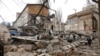 Рятувальники на місці наслідків російського ракетного удару, Київ, 25 березня 2024 року