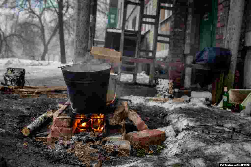 Набрать снега и растопить его – еще один способ найти воды в городе, где водопровод перебит обстрелом. 