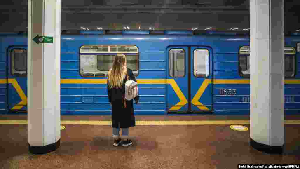 Метрополітен працював у звичайному режимі, але через карантинні обмеження майже був порожній