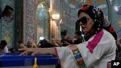 Një grua voton në zgjedhjet presidenciale në Teheran, Iran, e premte, 28 qershor 2024.