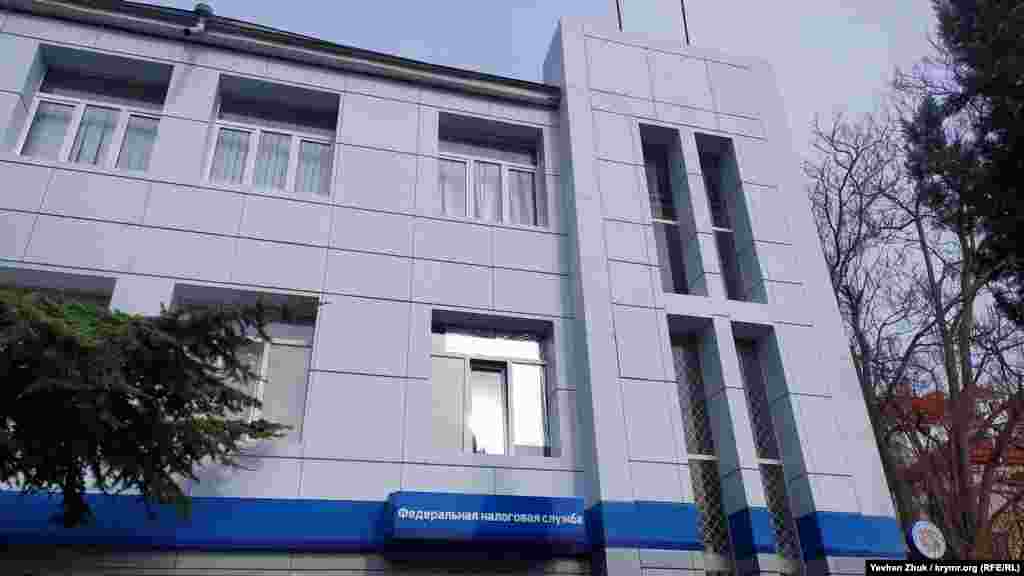Зараз будівлю повністю займають російські відомства: в лівому крилі зараз розташовується російська районна прокуратура, в правому – федеральна податкова служба