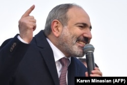 Nikol Pasinján beszél támogatóihoz Jerevánban, 2021. február 25-én.