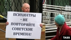Михаил Косенко протестует против карательной психиатрии перед Замоскворецким судом Москвы, октябрь 2013