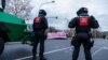 Policia e siguron zonën derisa protestuesit e bllokojnë rrugën duke protestuar kundër një konvente të partisë ekstremit të djathtë – Alternativa për Gjermaninë (AfD), në Riesa, Gjermani, 11 janar.