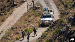 Мировните сили на ОН патролираат на либанската страна долж границата со Израел, јули 2023