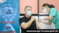 Președintele Iohannis s-a vaccinat în deschiderea simbolică a celei de-a doua etapă a campaniei de vaccinare