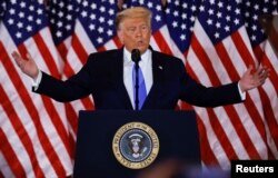 Președintele Donal Trump la Casa Albă, vorbind despre fraudarea alegerilor americane, 4 noiembrie 2020.