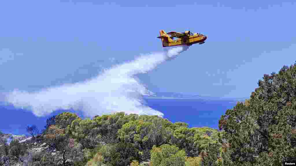 Un avion al pompierilor eleni intervenind pentru stingerea incendiului din insula Hydra. Între timp, pe cea mai mare insulă greacă, Creta, mai multe persoane au murit din cauza temperaturilor extrem de ridicate. Un turist german a fost găsit mort într-un canion, unde plecase singur în excursie. 